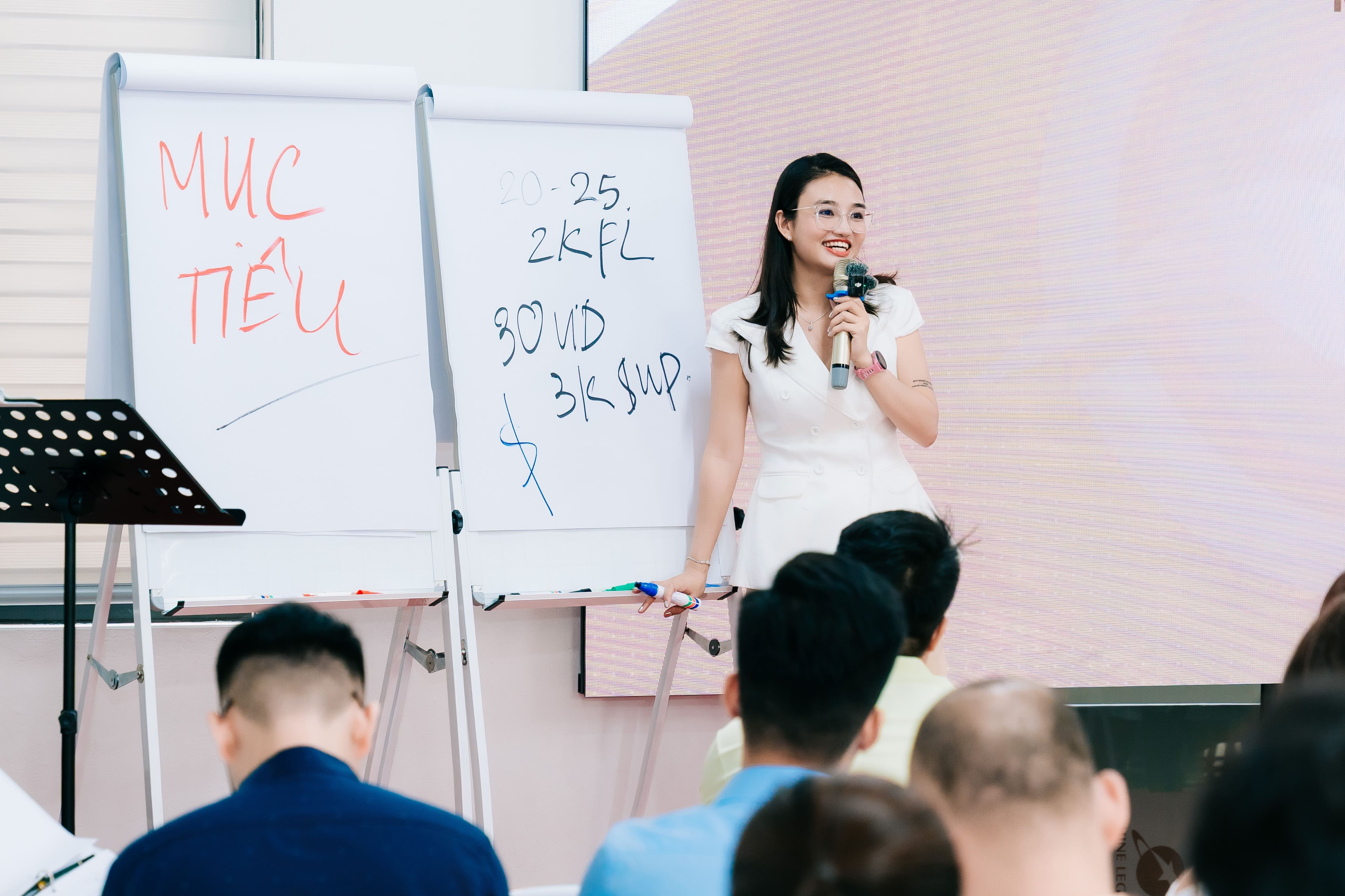 Coach Lý Ngọc Hoa đứng lớp bên flipchart MỤC TIÊU