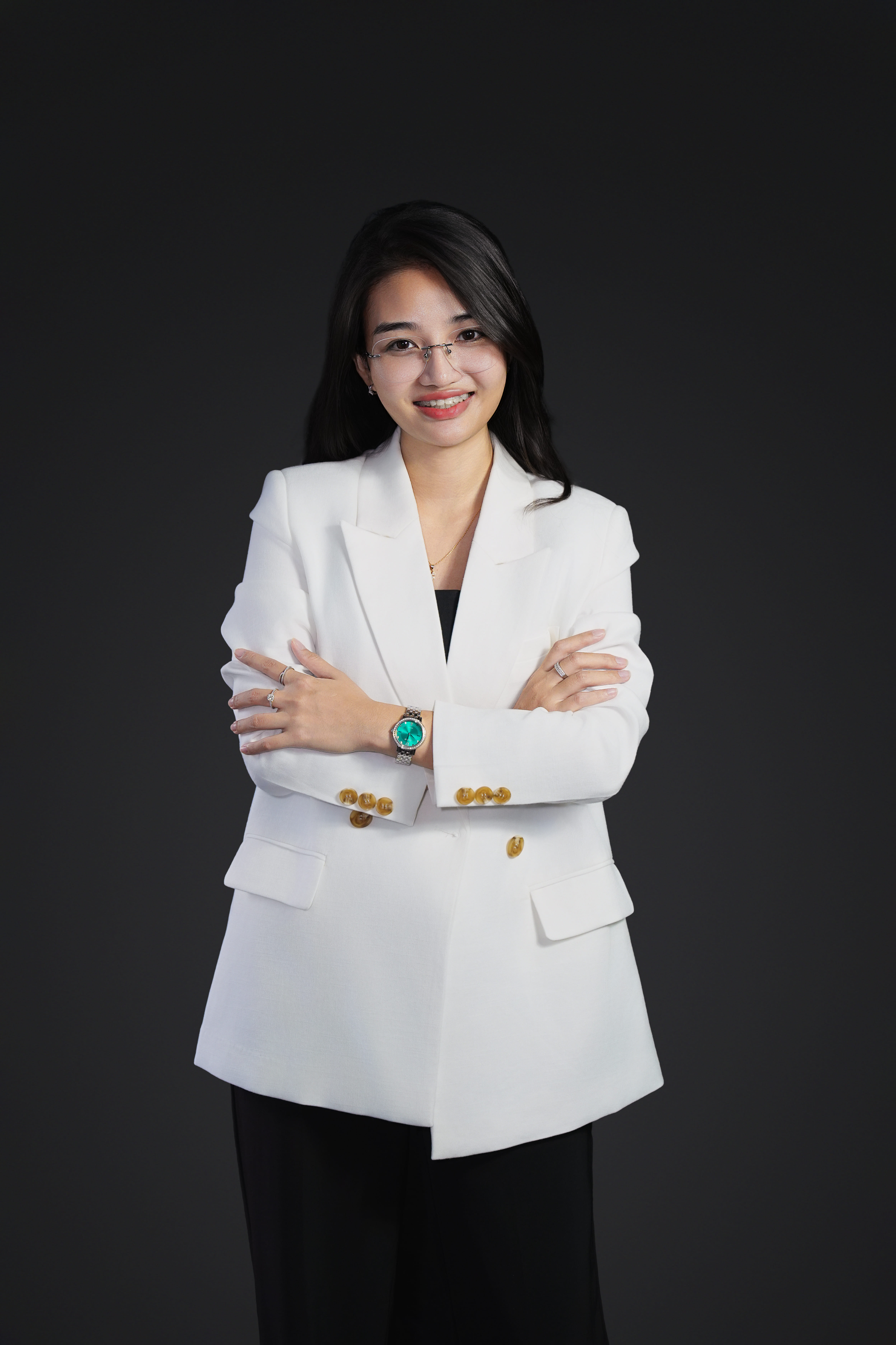 Chân dung Coach Lý Ngọc Hoa, vest trắng, khoanh tay