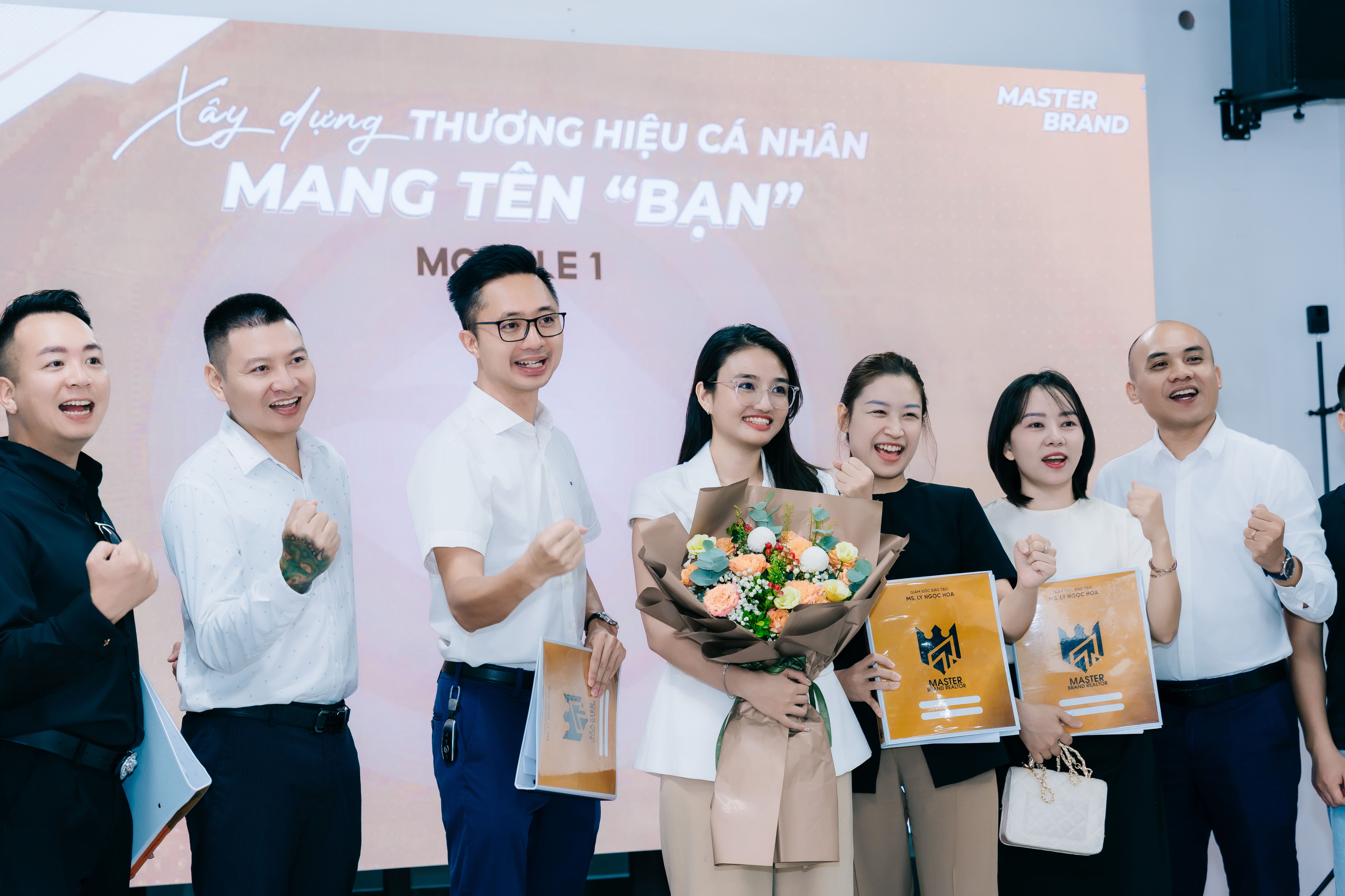 Hoa cùng nhóm học viên trên sân khấu